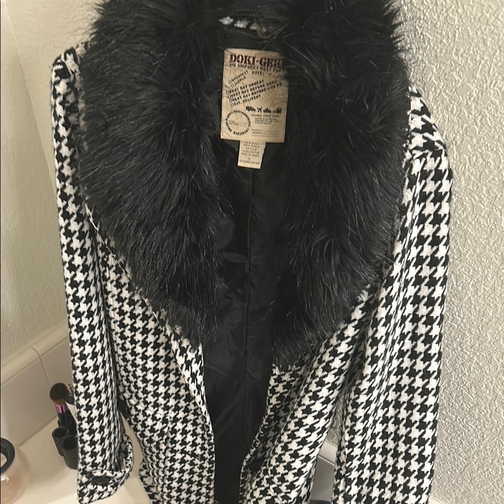 Black and White Houndstooth Trench Coat with Plush Fur Collar